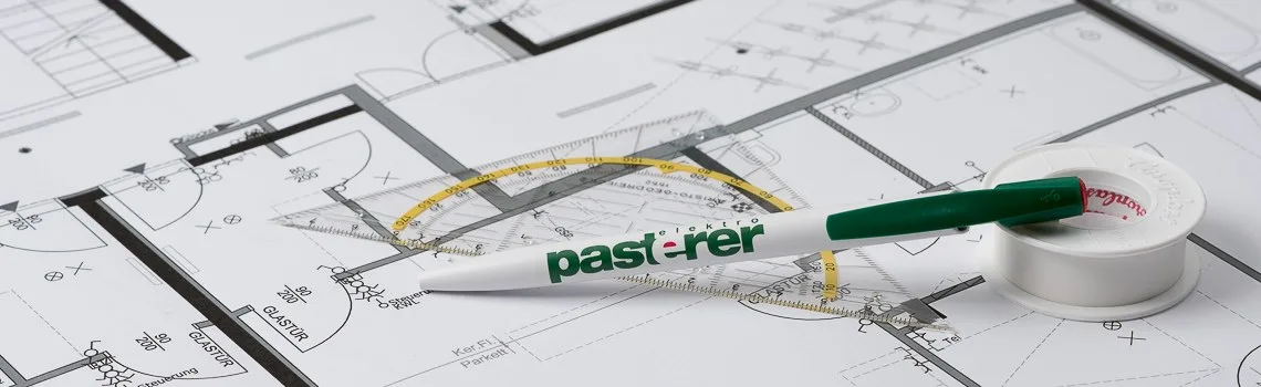 Installationsplan mit Pasterer-Kugelschreiber, Winkelmesser und einer weißen Rolle Klebeband